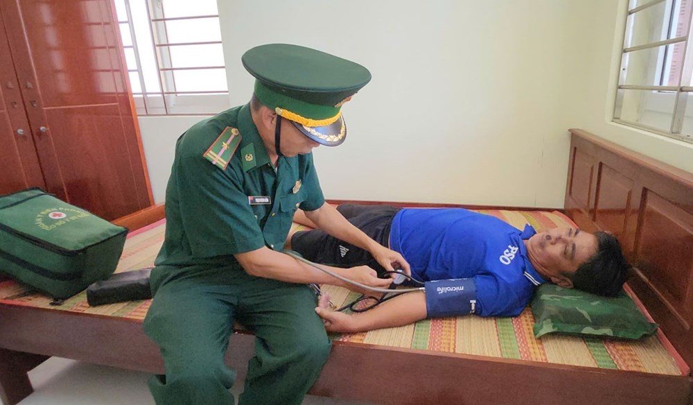 Tàu cá Cần Thơ cứu vớt thành công 4 ngư dân gặp nạn trên biển - ảnh 1