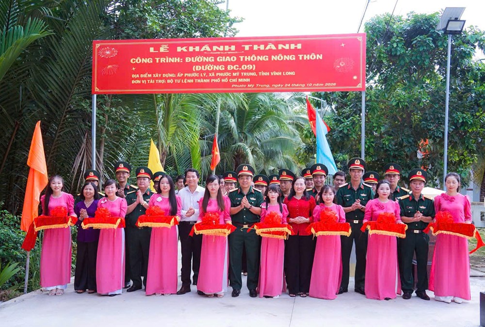 Bộ Tư lệnh TP.HCM khánh thành đường nông thôn, tặng quà cho người dân khó khăn tại Vĩnh Long - ảnh 1