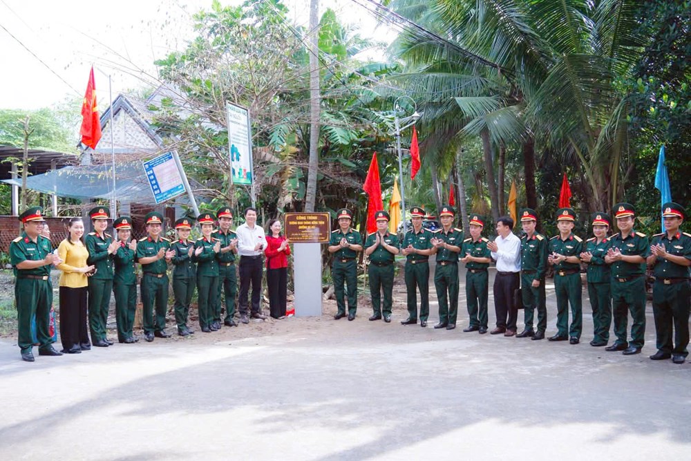Bộ Tư lệnh TP.HCM khánh thành đường nông thôn, tặng quà cho người dân khó khăn tại Vĩnh Long - ảnh 3
