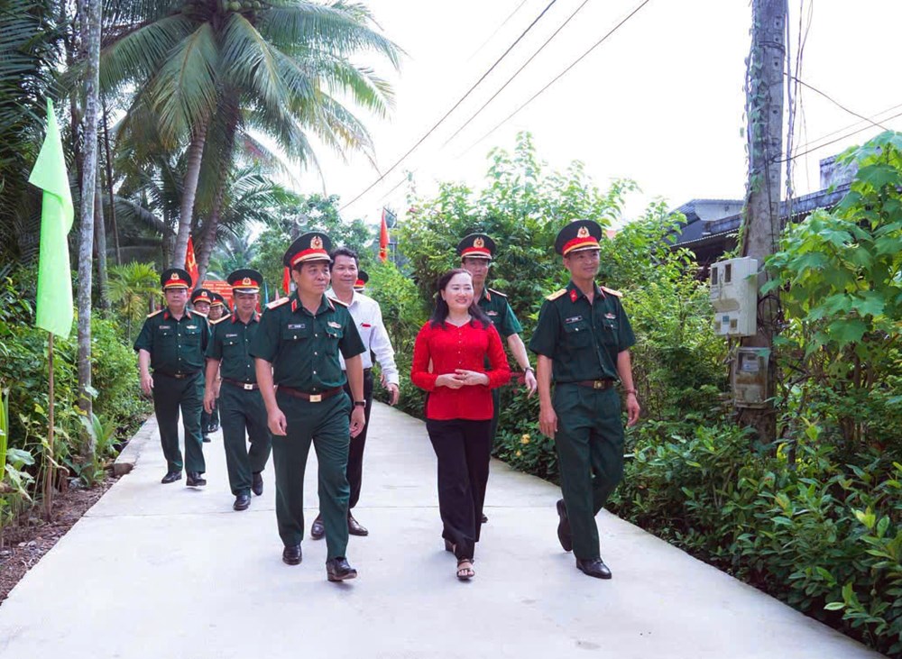 Bộ Tư lệnh TP.HCM khánh thành đường nông thôn, tặng quà cho người dân khó khăn tại Vĩnh Long - ảnh 2