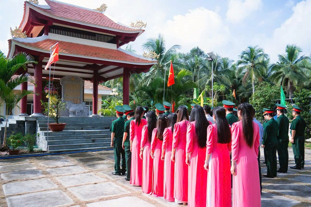 Bộ Tư lệnh TP.HCM khánh thành đường nông thôn, tặng quà cho người dân khó khăn tại Vĩnh Long - ảnh 4