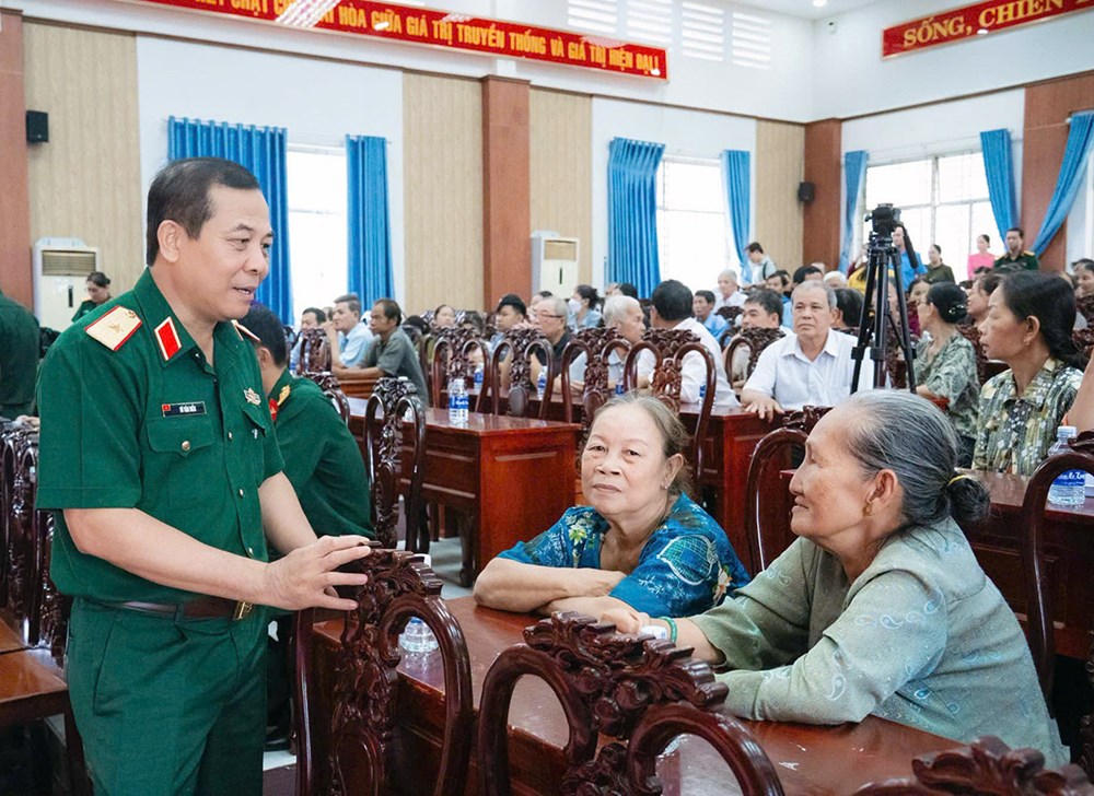 Bộ Tư lệnh TP.HCM khánh thành đường nông thôn, tặng quà cho người dân khó khăn tại Vĩnh Long - ảnh 5