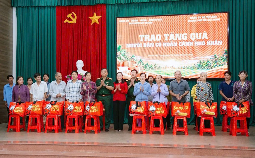 Bộ Tư lệnh TP.HCM khánh thành đường nông thôn, tặng quà cho người dân khó khăn tại Vĩnh Long - ảnh 6