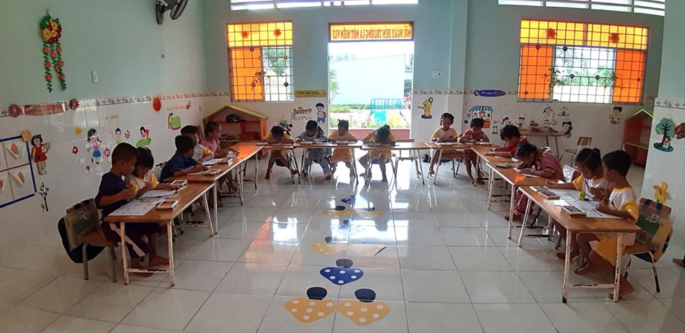 Tự ý vào lớp học xé áo và đánh giáo viên, một phụ nữ ở Cà Mau bị phạt hơn 11,2 triệu đồng - ảnh 1