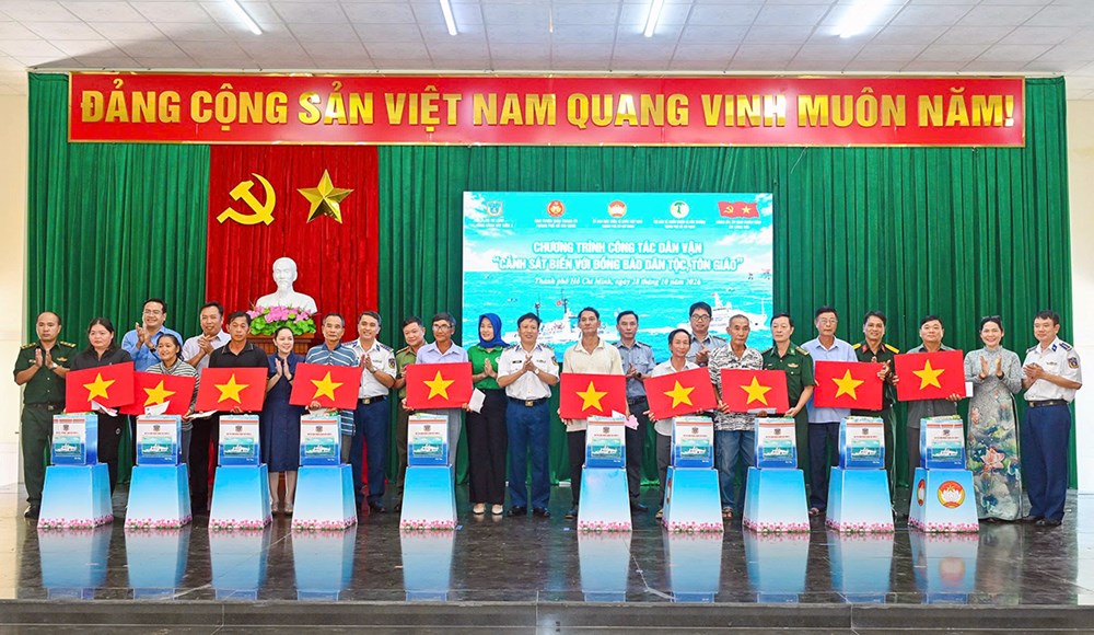 Cảnh sát biển đồng hành cùng đồng bào dân tộc, tôn giáo TP.HCM - ảnh 4
