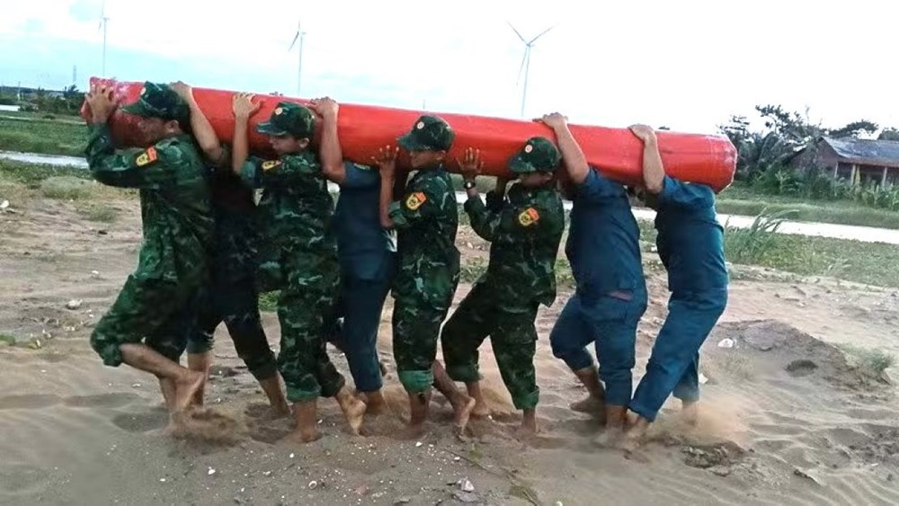 Lực lượng Biên phòng Vĩnh Long nỗ lực xuyên đêm khắc phục sạt lở đê bao, bảo vệ tài sản người dân - ảnh 2