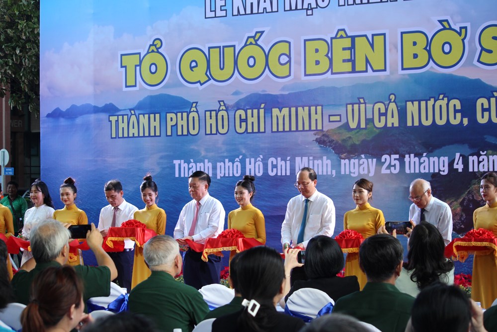 Khai mạc triển lãm ảnh “Tổ quốc bên bờ sóng“ - ảnh 2