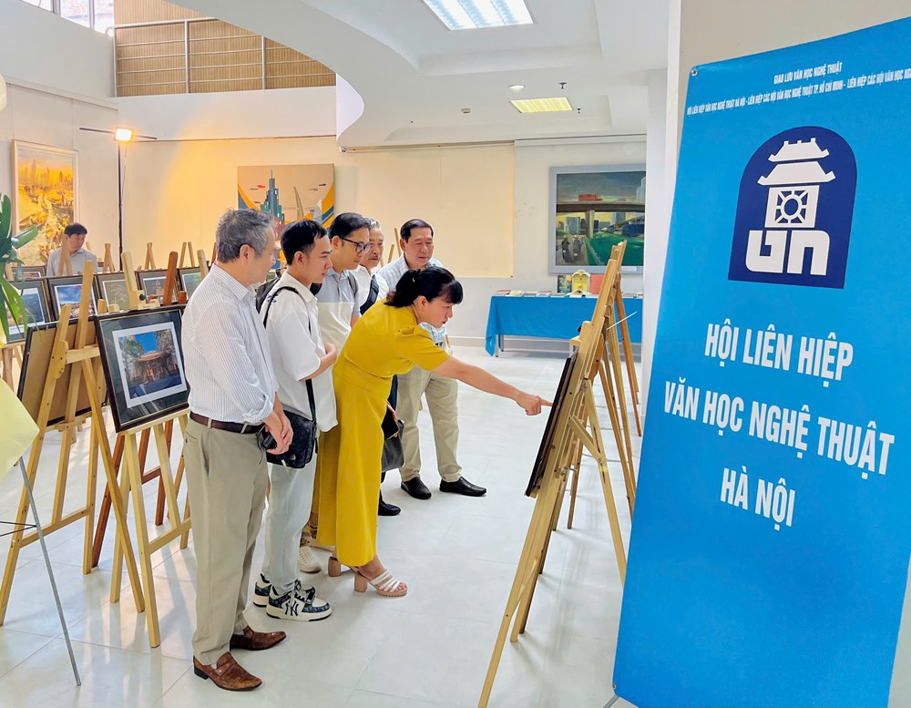 Khai mạc triển lãm “Văn học nghệ thuật Hà Nội - Huế - TP.HCM: 50 năm tự hào bản anh hùng ca” - ảnh 3