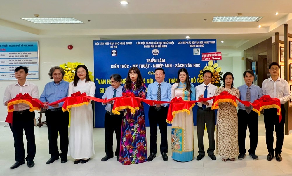 Khai mạc triển lãm “Văn học nghệ thuật Hà Nội - Huế - TP.HCM: 50 năm tự hào bản anh hùng ca” - ảnh 1