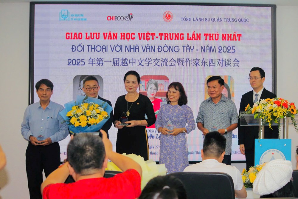 Đối thoại với nhà văn Đông Tây - ảnh 4