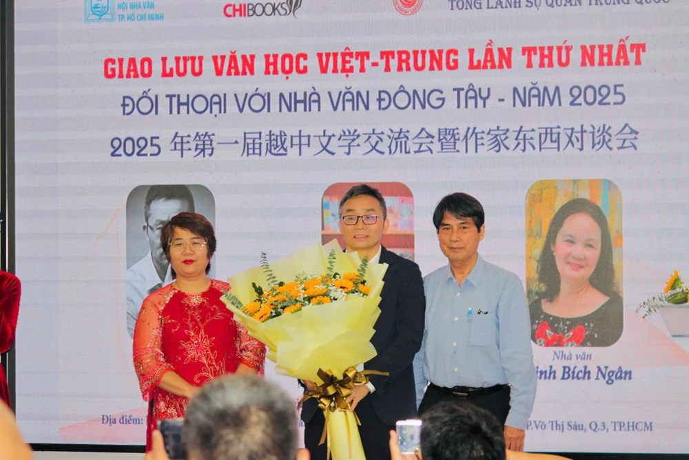 Đối thoại với nhà văn Đông Tây - ảnh 1