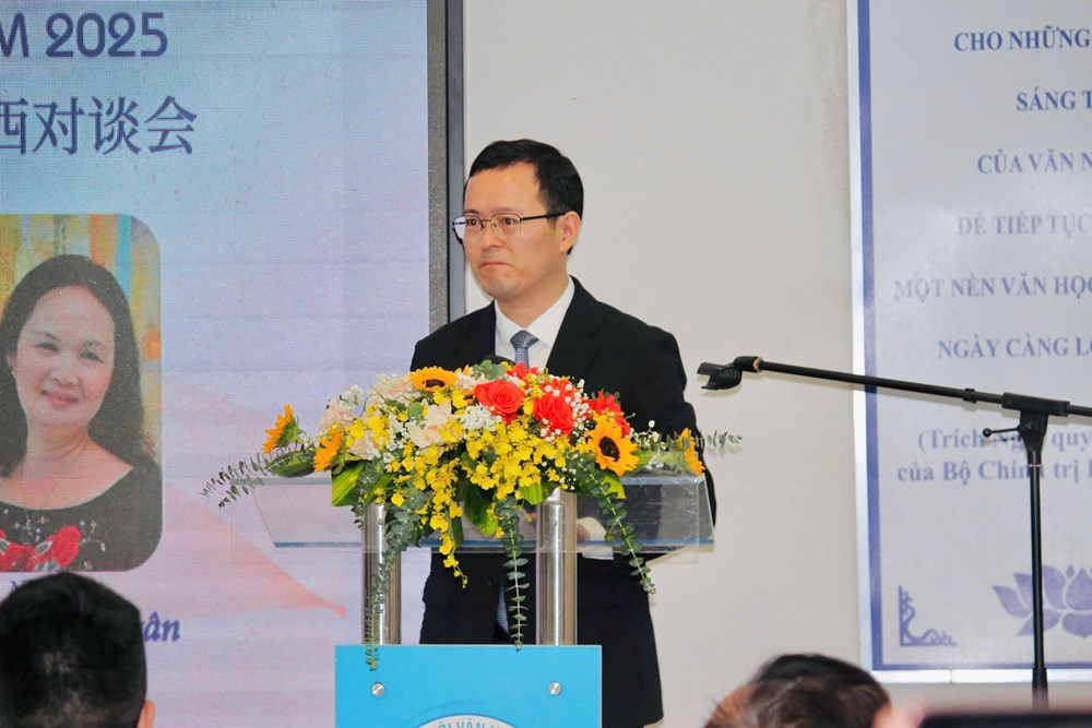 Đối thoại với nhà văn Đông Tây - ảnh 2