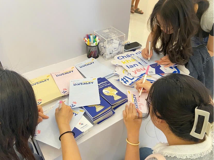 Triển lãm tranh từ trẻ khuyết tật “Embrace Diversity – Chấp nhận khác biệt, lan tỏa yêu thương” - ảnh 3