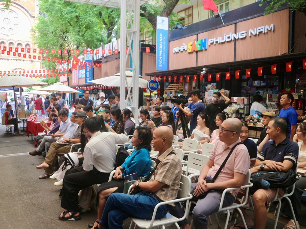 Giao lưu và ra mắt tập thơ “Trắng mây tóc mẹ” - ảnh 2