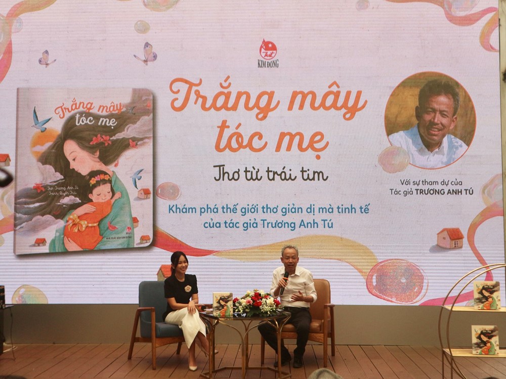 Giao lưu và ra mắt tập thơ “Trắng mây tóc mẹ” - ảnh 1