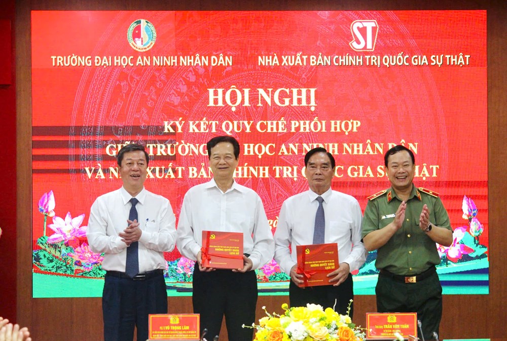 Nhà xuất bản Chính trị quốc gia Sự thật ký kết phối hợp tuyên truyền với Trường đại học An ninh nhân dân - ảnh 3