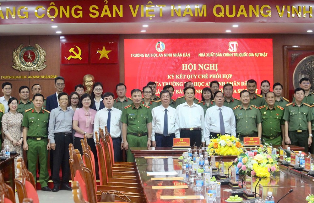 Nhà xuất bản Chính trị quốc gia Sự thật ký kết phối hợp tuyên truyền với Trường đại học An ninh nhân dân - ảnh 2