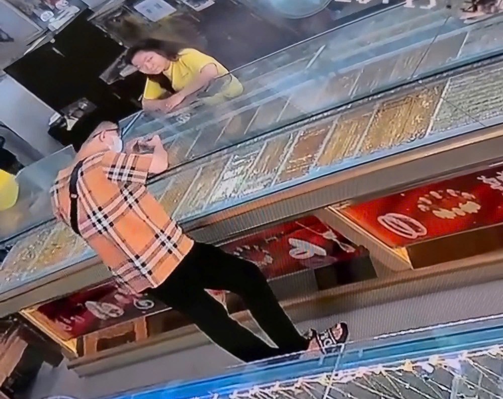 Lời khai của 2 đối tượng cướp tiệm vàng ở TP.HCM - ảnh 1