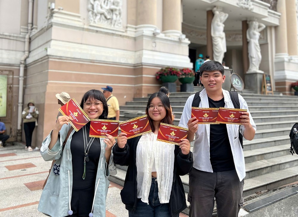 Khán giả TP.HCM “săn” vé khai mạc Liên hoan Phim Việt Nam - ảnh 3