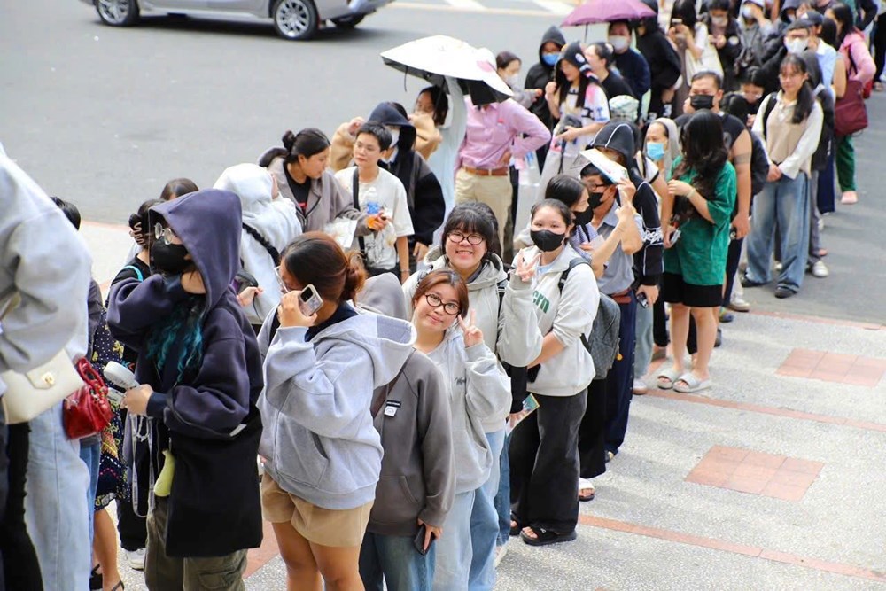 Khán giả TP.HCM “săn” vé khai mạc Liên hoan Phim Việt Nam - ảnh 1