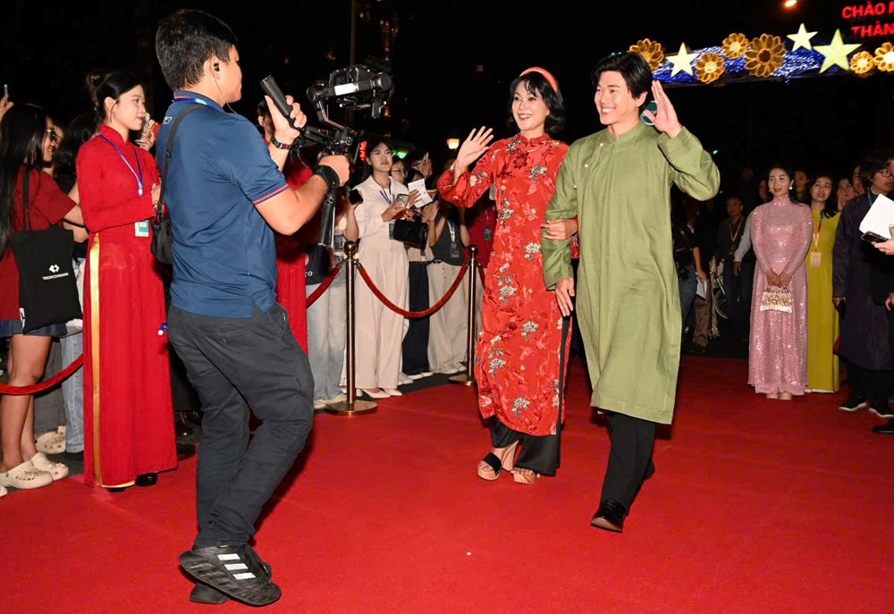 Dàn sao đổ bộ thảm đỏ Liên hoan Phim Việt Nam lần thứ XXIV  - ảnh 8