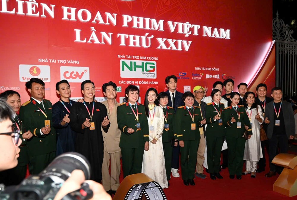 Dàn sao đổ bộ thảm đỏ Liên hoan Phim Việt Nam lần thứ XXIV  - ảnh 3