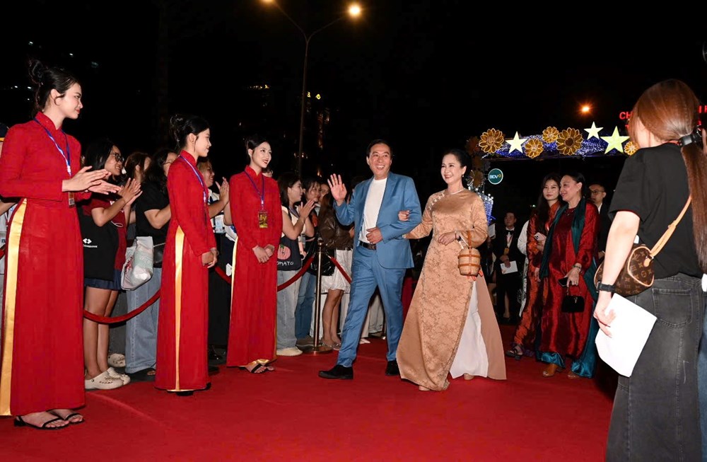 Dàn sao đổ bộ thảm đỏ Liên hoan Phim Việt Nam lần thứ XXIV  - ảnh 7