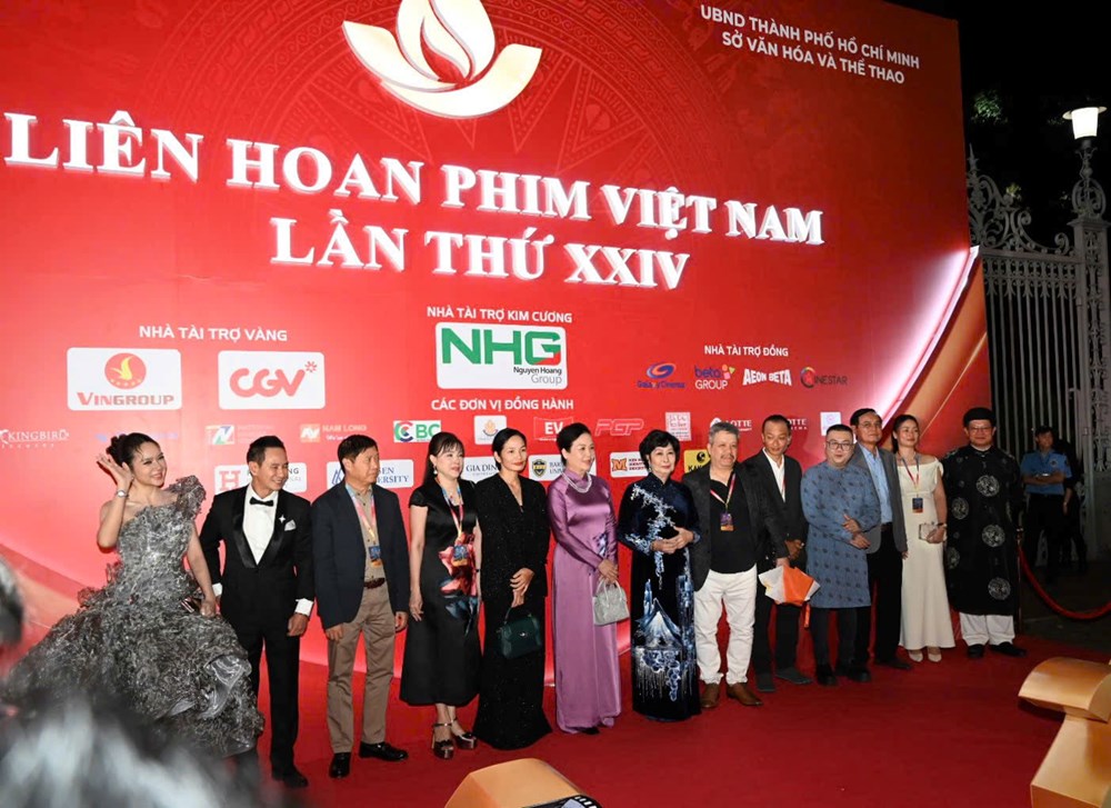 Dàn sao đổ bộ thảm đỏ Liên hoan Phim Việt Nam lần thứ XXIV  - ảnh 2