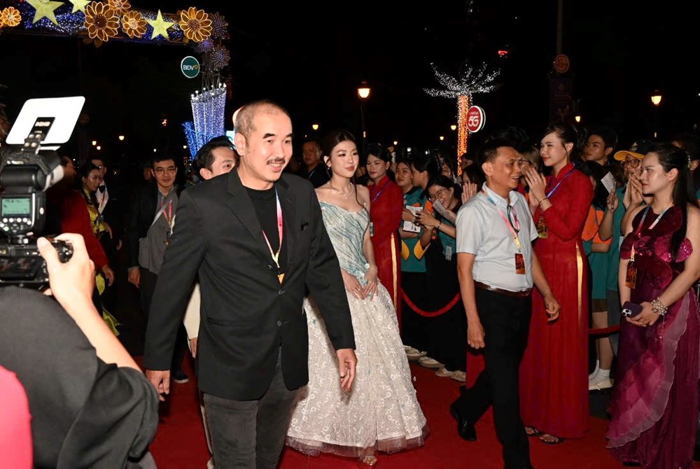 Dàn sao đổ bộ thảm đỏ Liên hoan Phim Việt Nam lần thứ XXIV  - ảnh 5