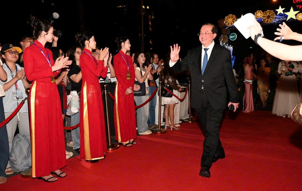 Dàn sao đổ bộ thảm đỏ Liên hoan Phim Việt Nam lần thứ XXIV  - ảnh 1