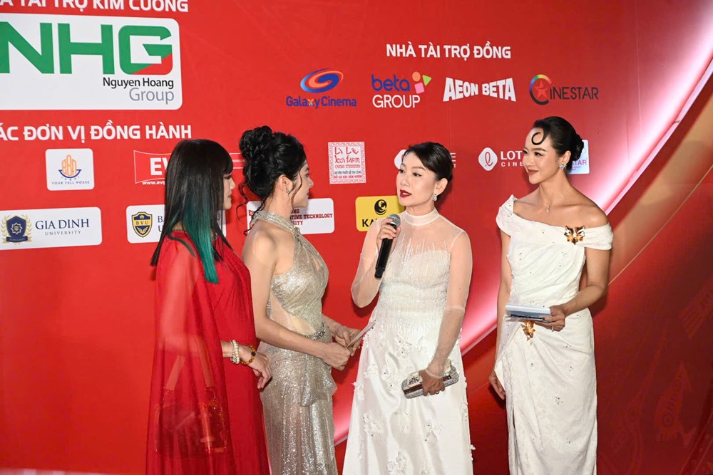 Dàn sao đổ bộ thảm đỏ Liên hoan Phim Việt Nam lần thứ XXIV  - ảnh 6
