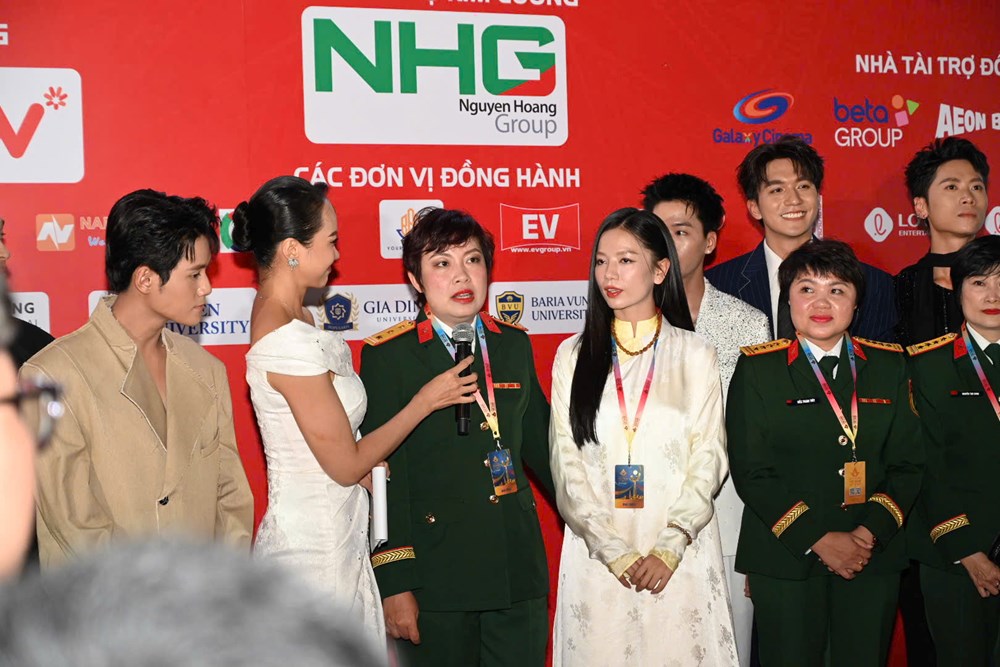 Dàn sao đổ bộ thảm đỏ Liên hoan Phim Việt Nam lần thứ XXIV  - ảnh 4