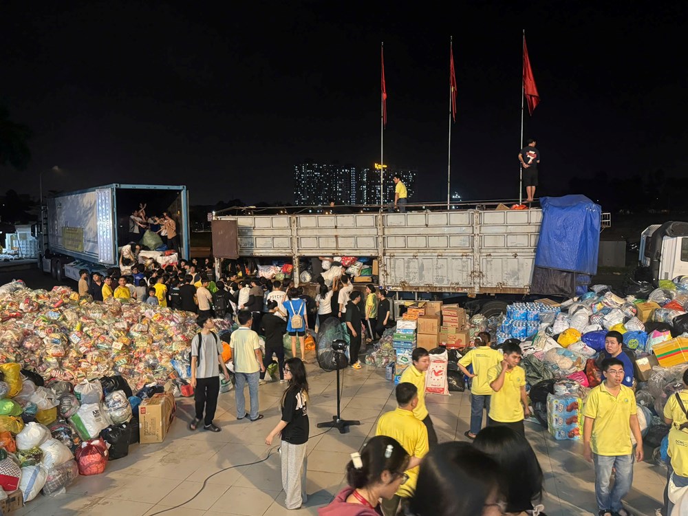 Sinh viên gói ghém nghĩa tình gửi miền Trung ruột thịt - ảnh 1