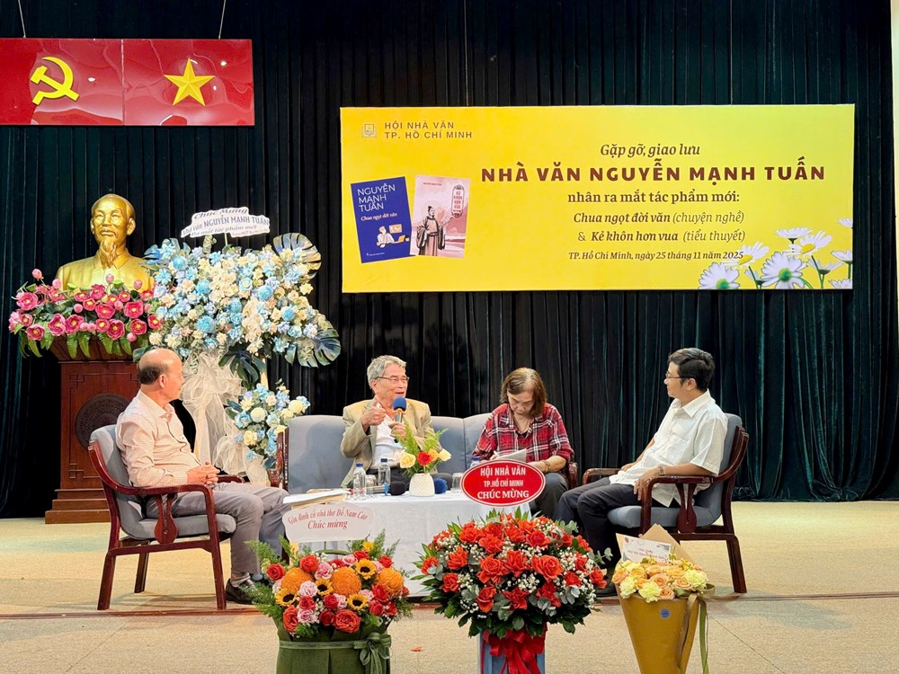 Nhà văn Nguyễn Mạnh Tuấn bán sách ủng hộ đồng bào vùng lũ - ảnh 1