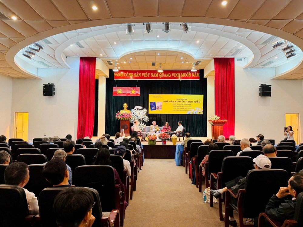 Nhà văn Nguyễn Mạnh Tuấn bán sách ủng hộ đồng bào vùng lũ - ảnh 2