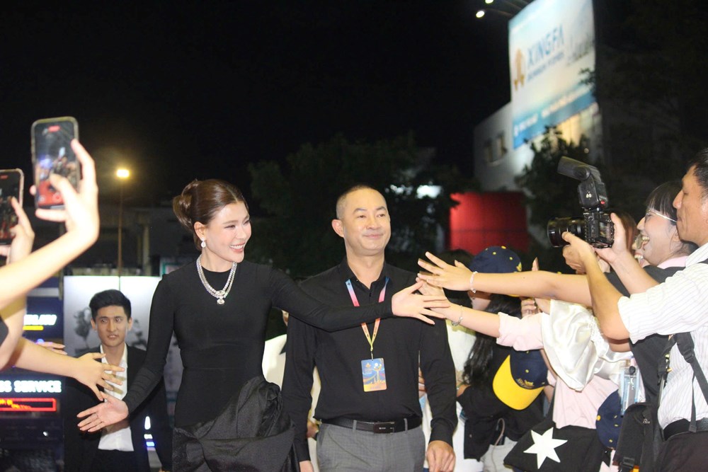 Dàn sao trên thảm đỏ bế mạc Liên hoan Phim Việt Nam lần thứ XXIV - ảnh 15