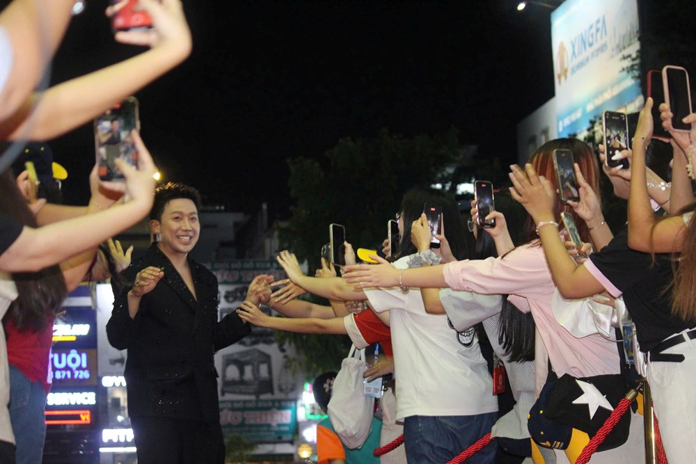 Dàn sao trên thảm đỏ bế mạc Liên hoan Phim Việt Nam lần thứ XXIV - ảnh 9