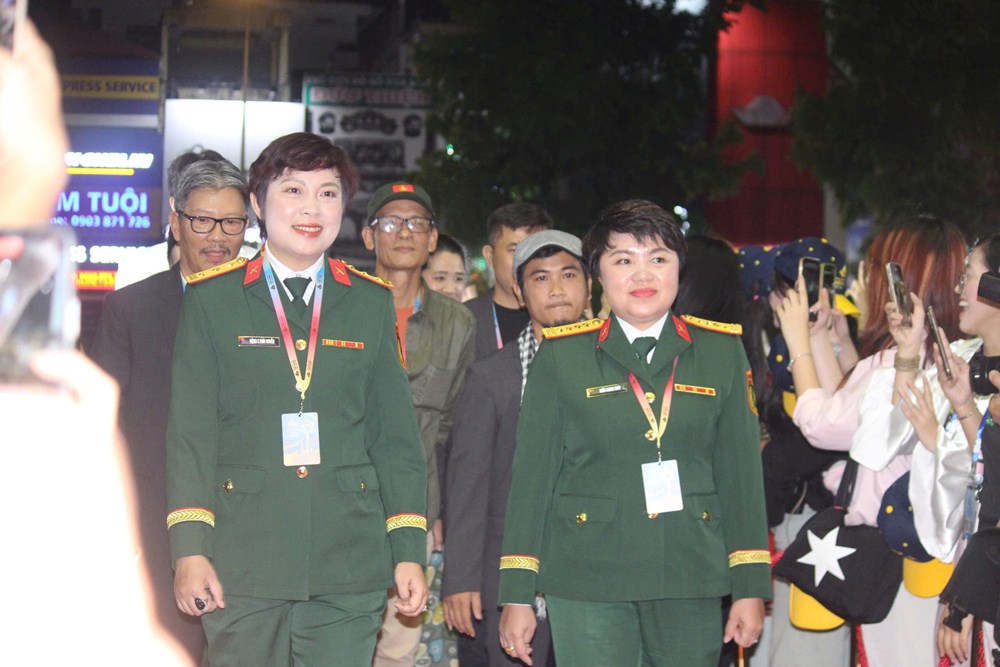 Dàn sao trên thảm đỏ bế mạc Liên hoan Phim Việt Nam lần thứ XXIV - ảnh 4