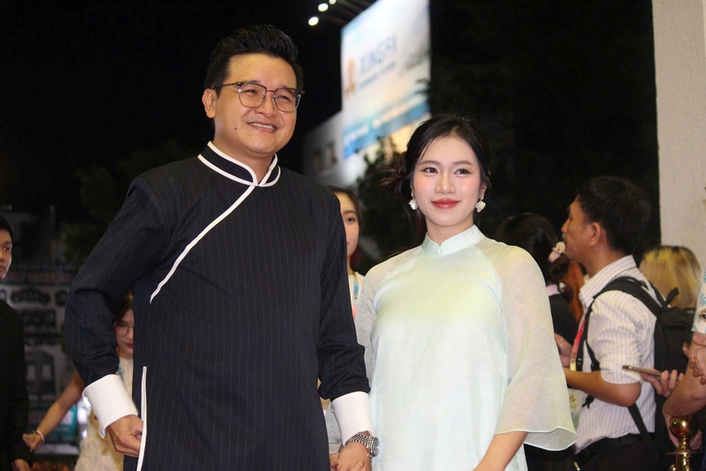 Dàn sao trên thảm đỏ bế mạc Liên hoan Phim Việt Nam lần thứ XXIV - ảnh 12