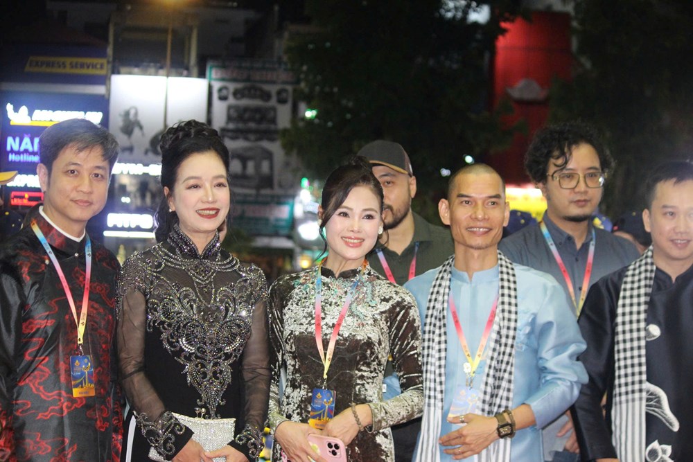 Dàn sao trên thảm đỏ bế mạc Liên hoan Phim Việt Nam lần thứ XXIV - ảnh 3