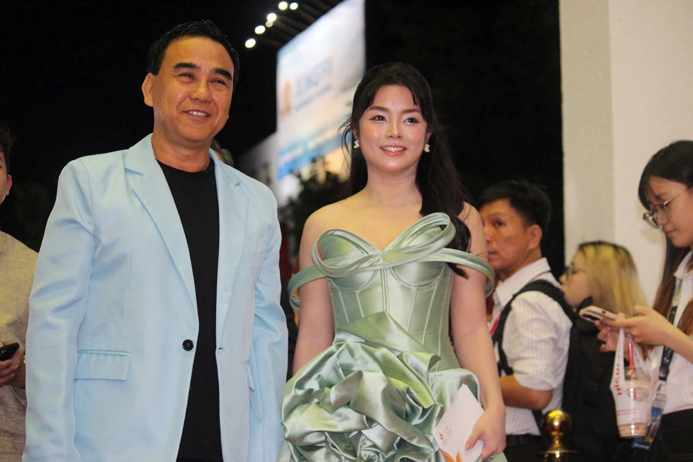 Dàn sao trên thảm đỏ bế mạc Liên hoan Phim Việt Nam lần thứ XXIV - ảnh 5