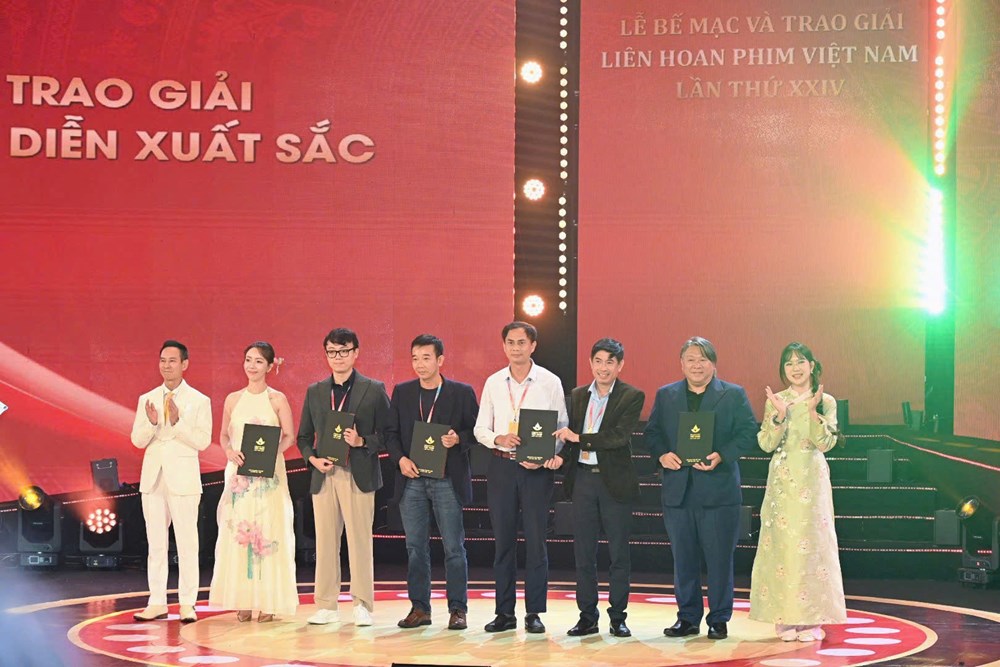Niềm vui vỡ oà của nghệ sĩ tại Liên hoan Phim Việt Nam lần thứ XXIV - ảnh 1