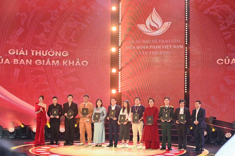 Niềm vui vỡ oà của nghệ sĩ tại Liên hoan Phim Việt Nam lần thứ XXIV - ảnh 3