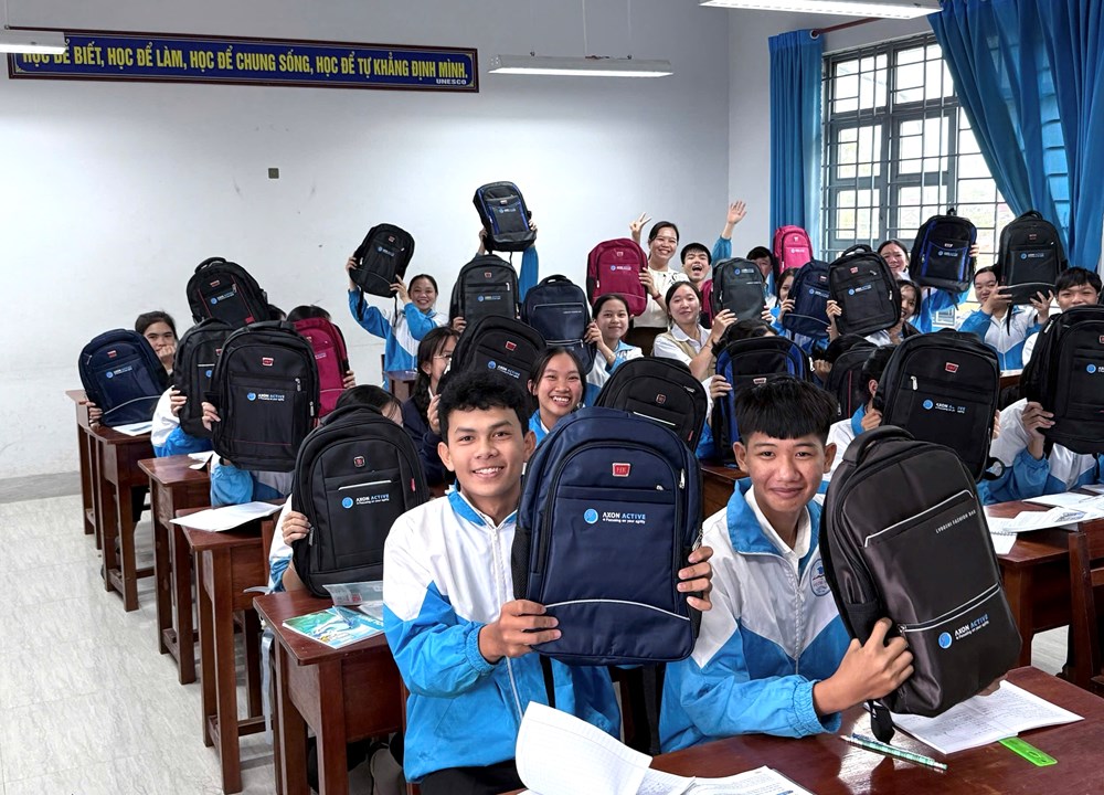 Hơn 2.500 học sinh Đắk Lắk nhận quà tiếp sức đến trường sau bão lũ - ảnh 3