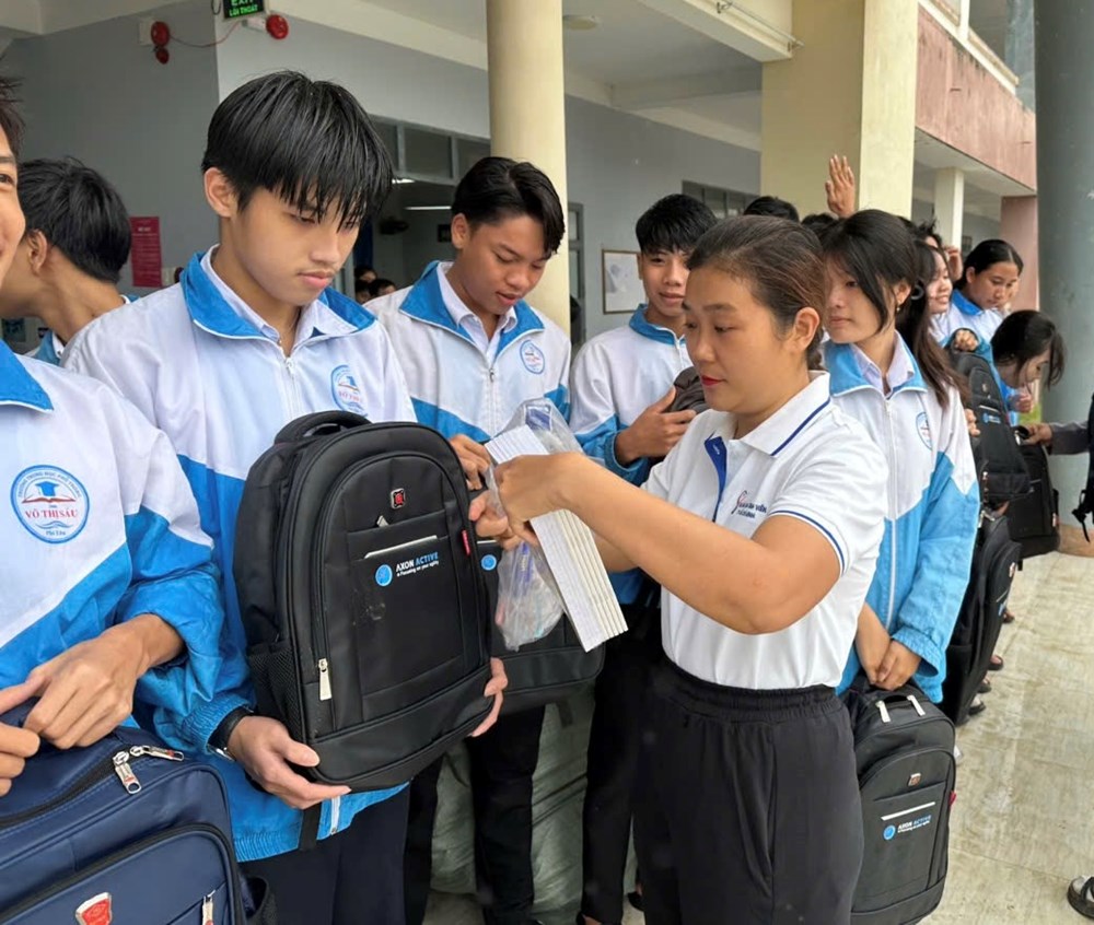 Hơn 2.500 học sinh Đắk Lắk nhận quà tiếp sức đến trường sau bão lũ - ảnh 2