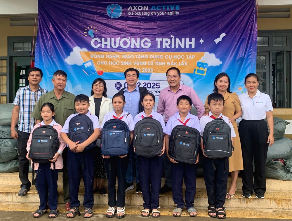 Hơn 2.500 học sinh Đắk Lắk nhận quà tiếp sức đến trường sau bão lũ - ảnh 1