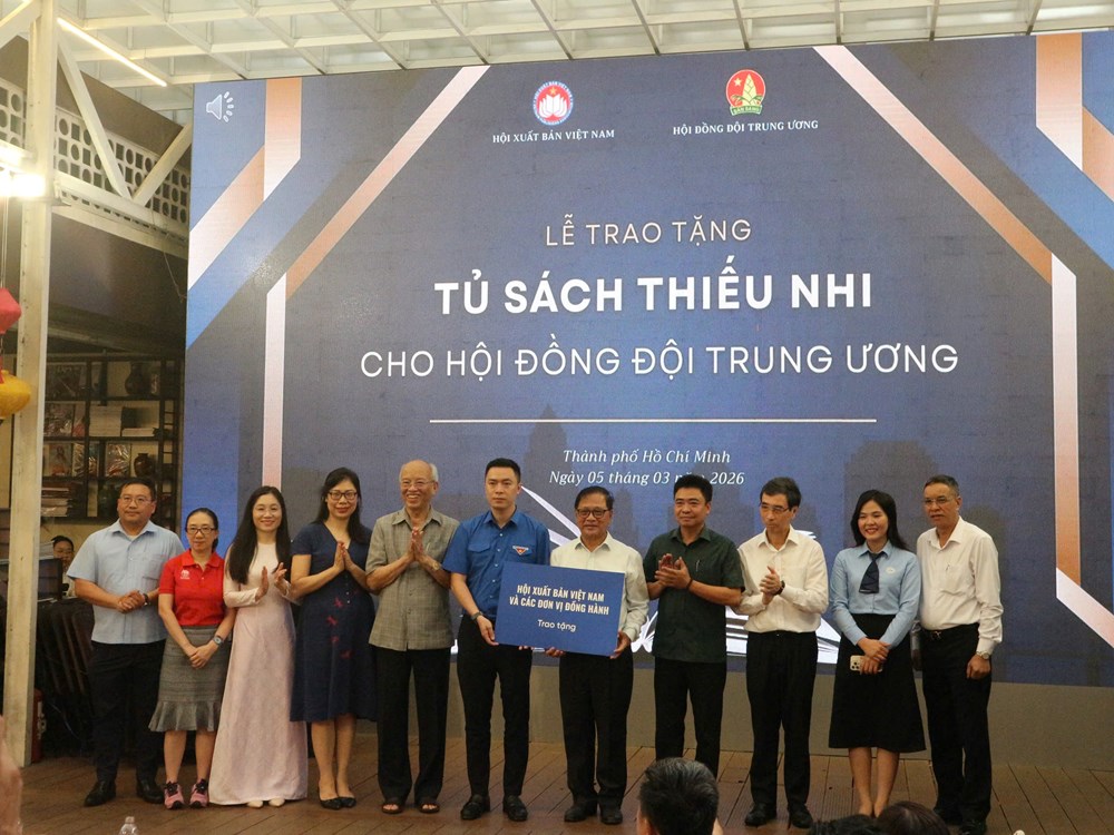 Trao tặng tủ sách thiếu nhi cho Hội đồng Đội Trung ương - ảnh 1