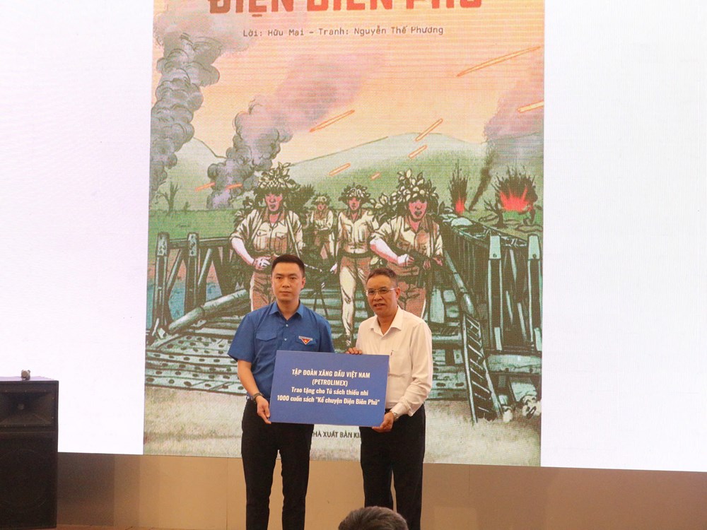 Trao tặng tủ sách thiếu nhi cho Hội đồng Đội Trung ương - ảnh 3