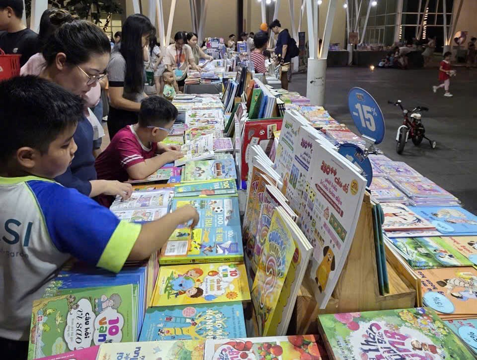 Lần đầu tiên hội sách được đưa vào khu dân cư - ảnh 1