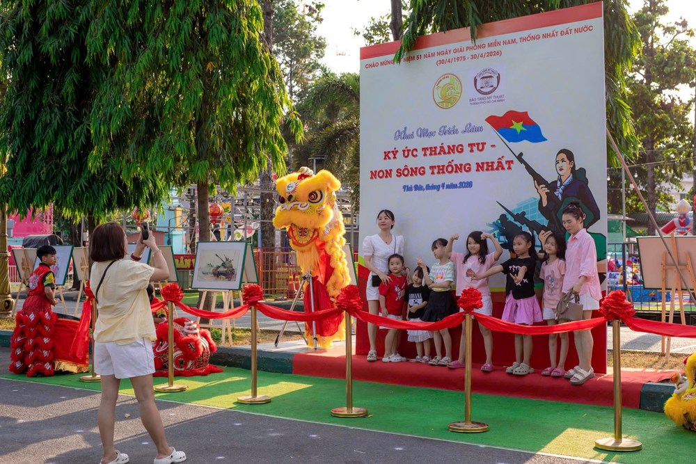 Triển lãm ký họa kháng chiến “Ký ức tháng Tư - Non sông thống nhất”  - ảnh 3